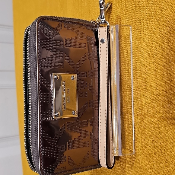 Michael Kors SIlver Metallic Wristlet - EUC - Picture 8 of 8